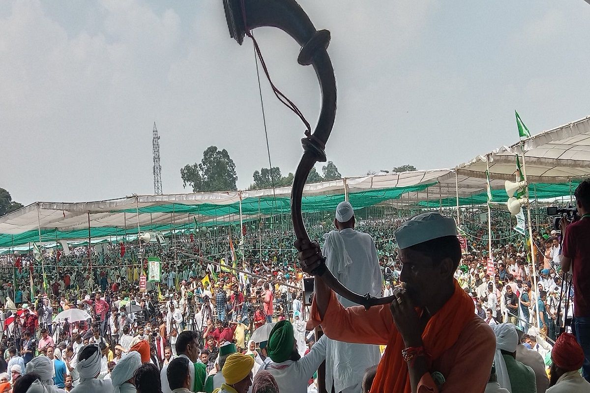 A protester on the site blew a 'ransingha' (trumpet), the photograph of which was posted by the Kisan Ekta Morcha on Twitter