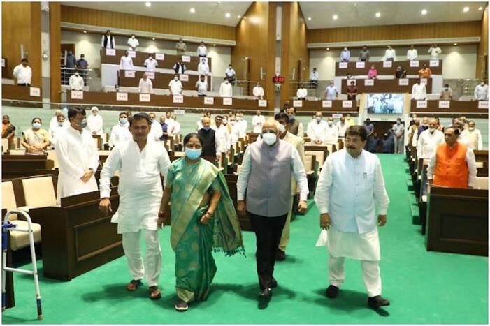 गुजरात विधानसभा की पहली महिला स्पीकर बनीं निमाबेन आचार्य, ऐसे हुआ स्वागत