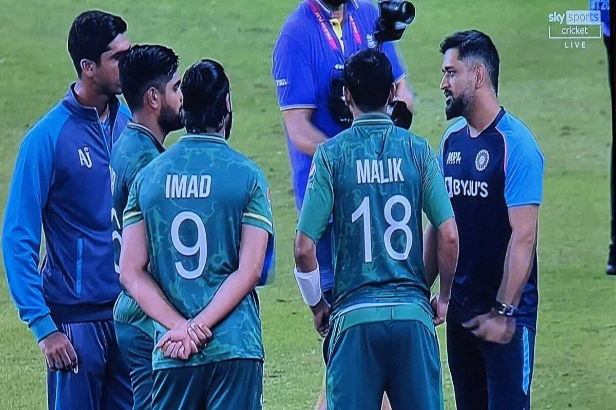 India vs Pakistan, T20 World Cup 2021: MS Dhonis Heartwarming Gesture Towards Pakistan Players After Virat Kohlis India Lose T20 WC Game | PICS