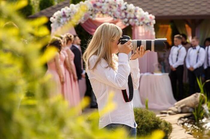 Hungry Photographer Deletes All Pictures of Bride & Groom After Being Denied Food at Wedding