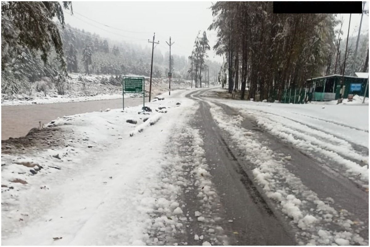 Jammu-Kashmir: जम्मू-कश्मीर में हुई सीज़न की पहली बर्फवारी, ठंड बढ़ी, पारा  शून्य से नीचे
