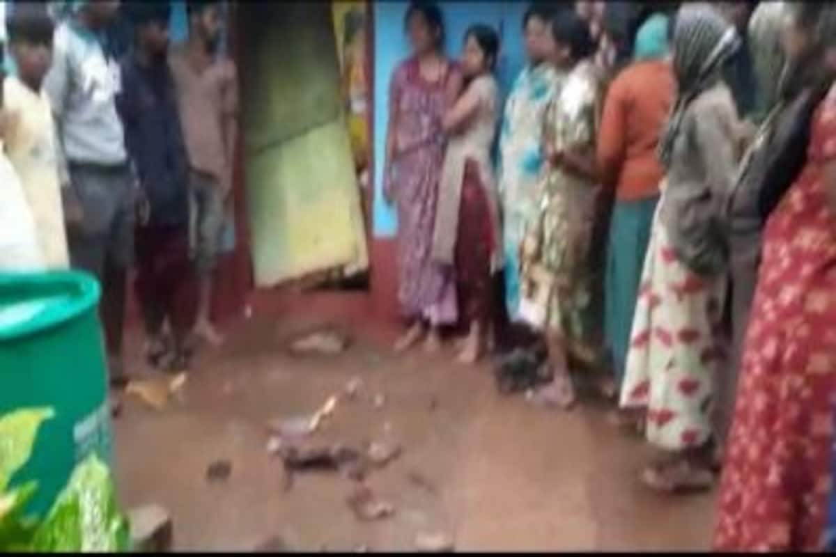 Angry Women Barge into Liquor Shop &amp; Smash Furniture in Karnataka&#39;  Chikkamagalur | Watch