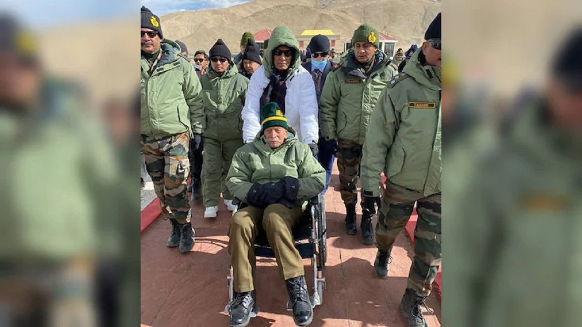 Rajnath Singh Escorts 1962 Indo-China War Veteran to Rezang La War Memorial. WATCH VIDEO