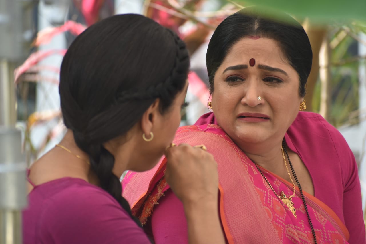 Baa seeks Anupama's help to convince Bapuji (Picture Credits: Team Anupamaa) 
