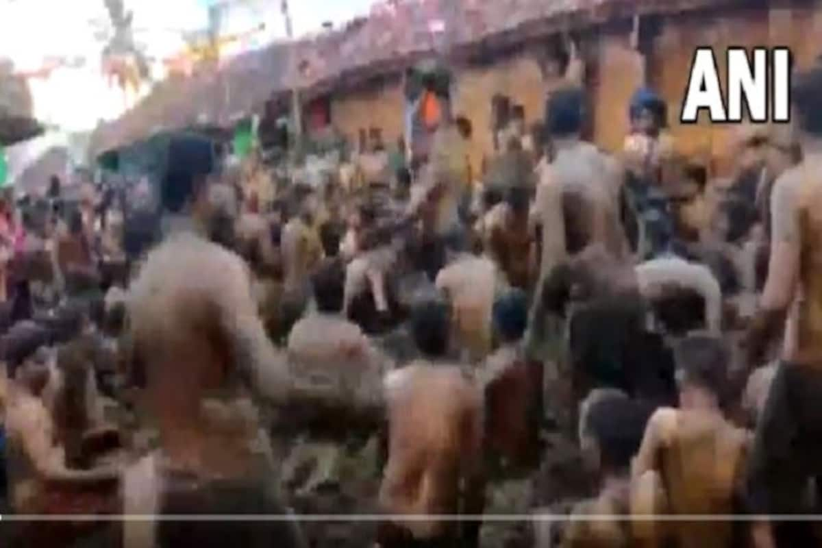 Dirty Video: गोबर में हंसते-खिलखिलाते, लोटपोट हो रहे लोग, आप कहेंगे-छिः  कितने गंदे हैं, देखें Video