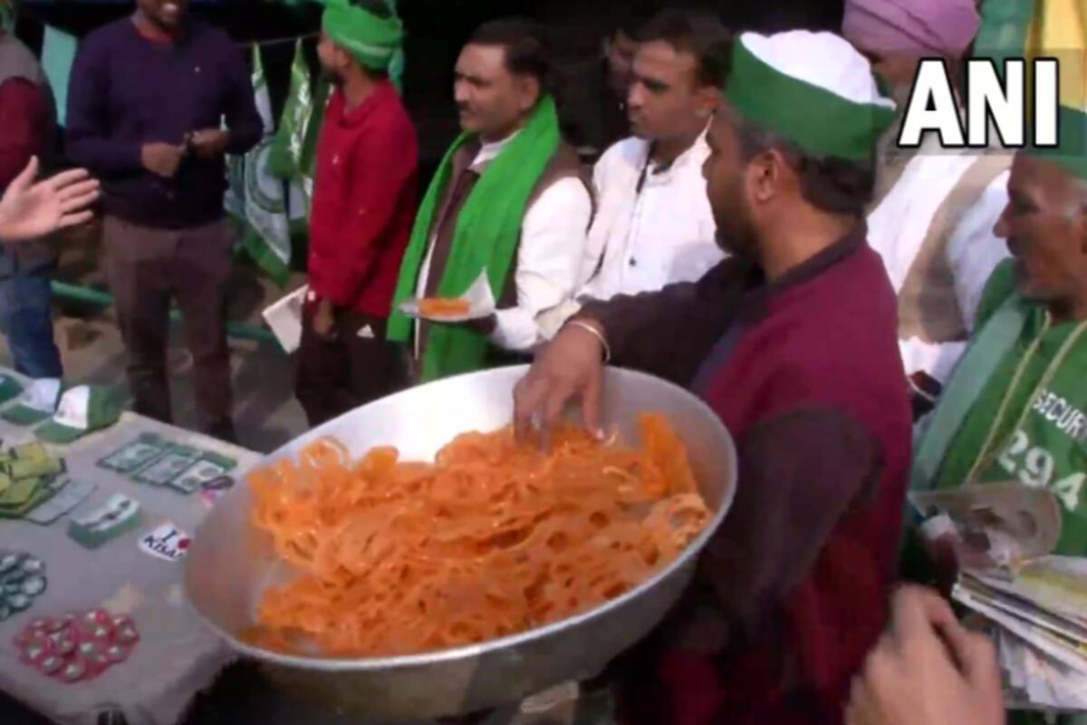 Kuch Meetha Ho Jaaye? People Celebrate at Ghazipur Border With Jalebis  After PM Modi Repeals Farm Laws