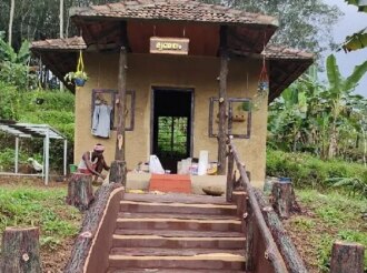 Wow! Kerala Sculptor Makes 200-Square-Feet Home From Just Mud & 65 Herbal Plants