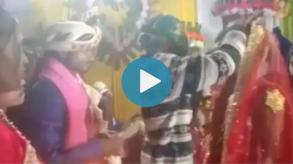 Viral Video Ex Boyfriend Crashes Varmala Ceremony Forcefully Puts Sindoor On Bride 4907