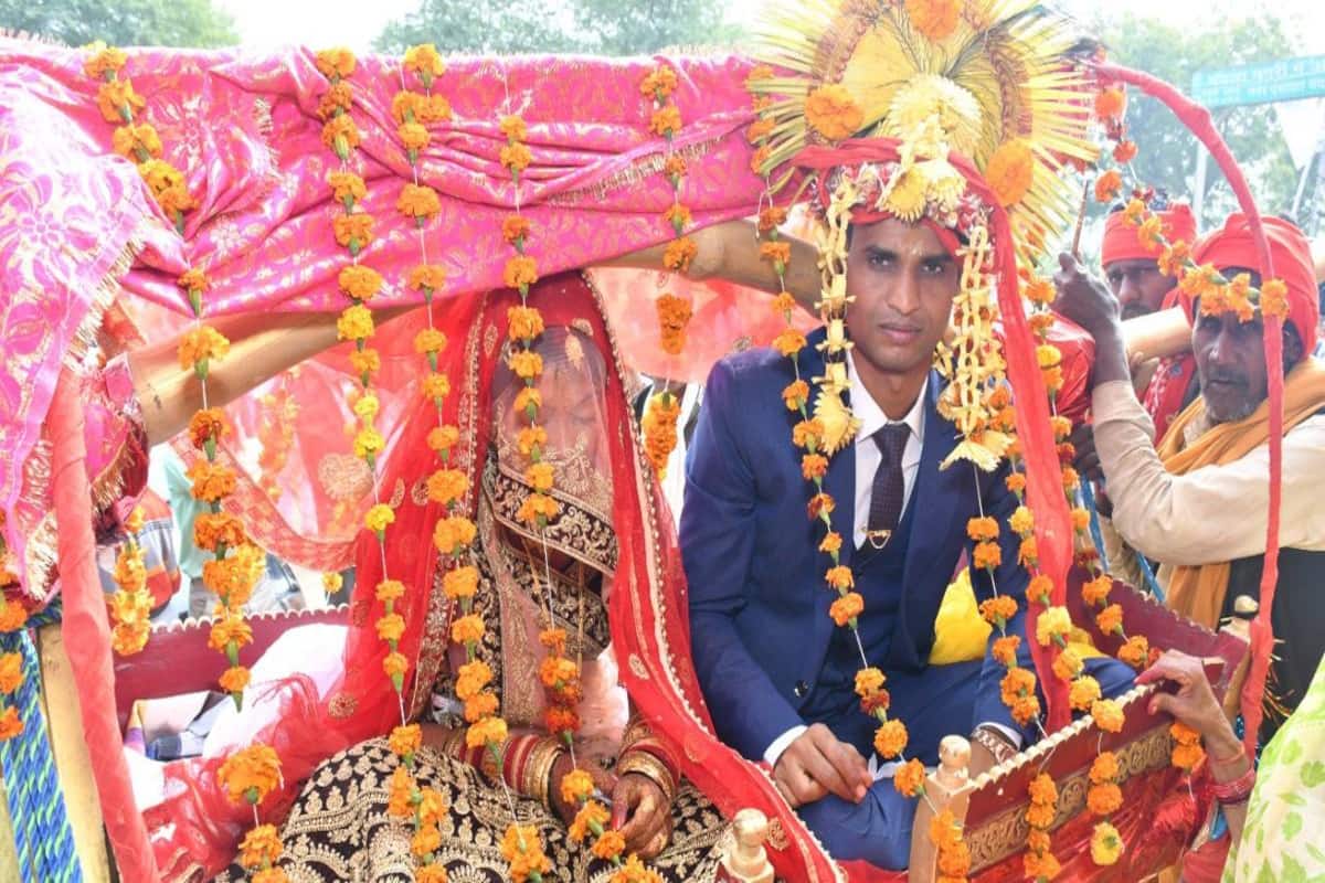 No to Car, Sehra Made of Palm Leaves: MP Cop Takes Love For Environment To Next  Level At His Wedding | See Pics