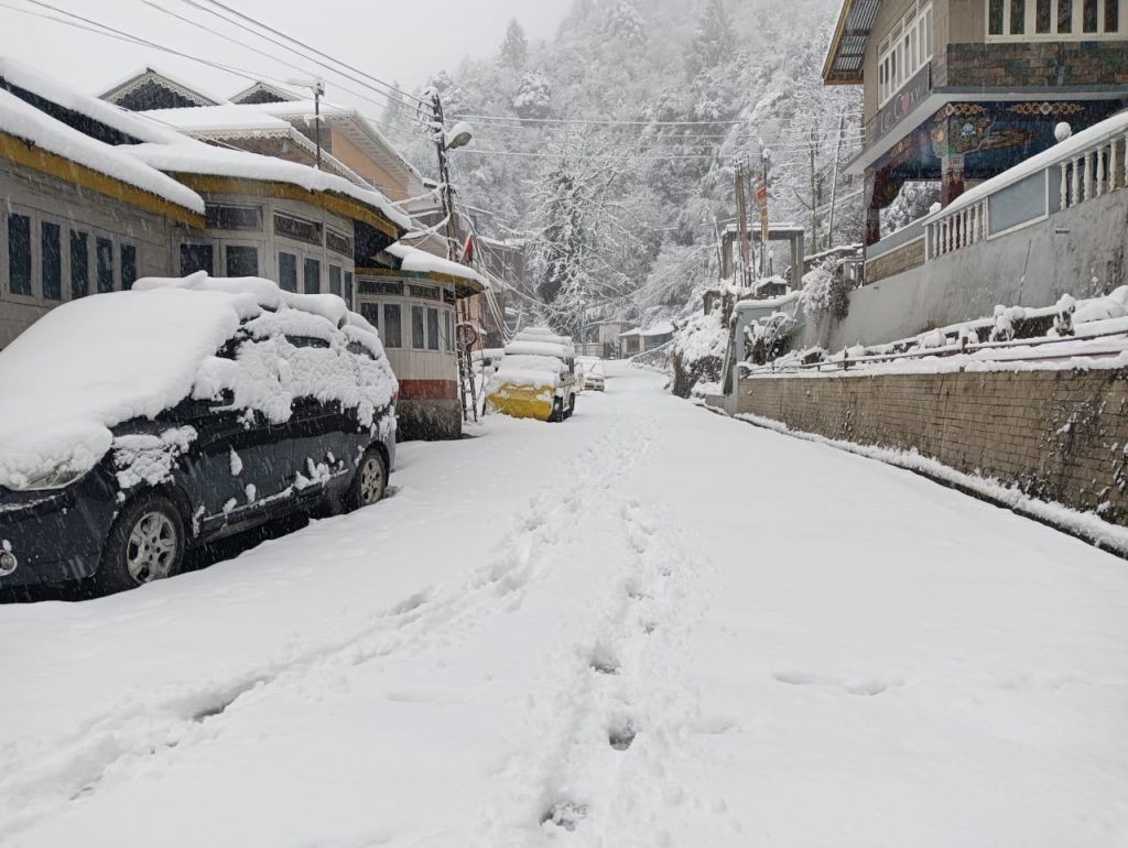 Watch Video Heavy Snowfall in Highaltitude Areas of North Sikkim