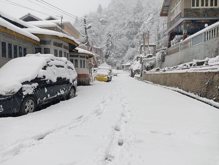 IMD Issues Fresh Avalanche Alert As Most Places In Kashmir Witness Heavy Snowfall