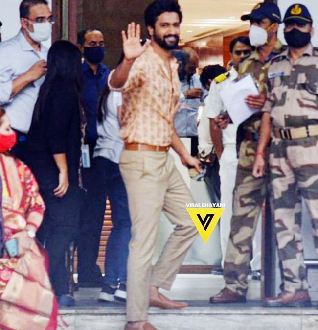 Vicky Kaushal Waved At Paps While Leaving For Jaipur (Picture Credits: Viral Bhayani)