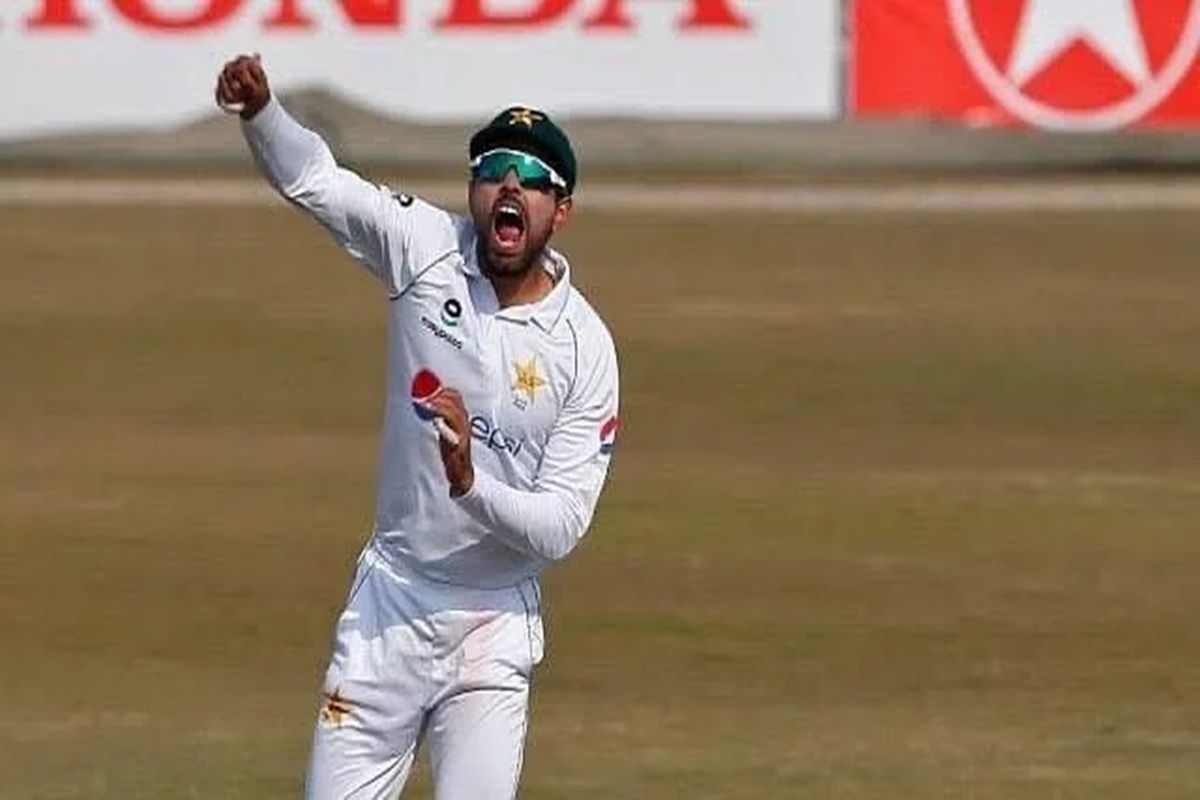 PAK vs BAN, 2nd Test बल्लेबाजी के बाद गेंदबाजी में भी Virat Kohli से