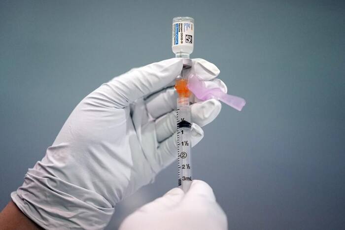 UK Approves Updated Moderna Vaccine Targeting Omicron Variant