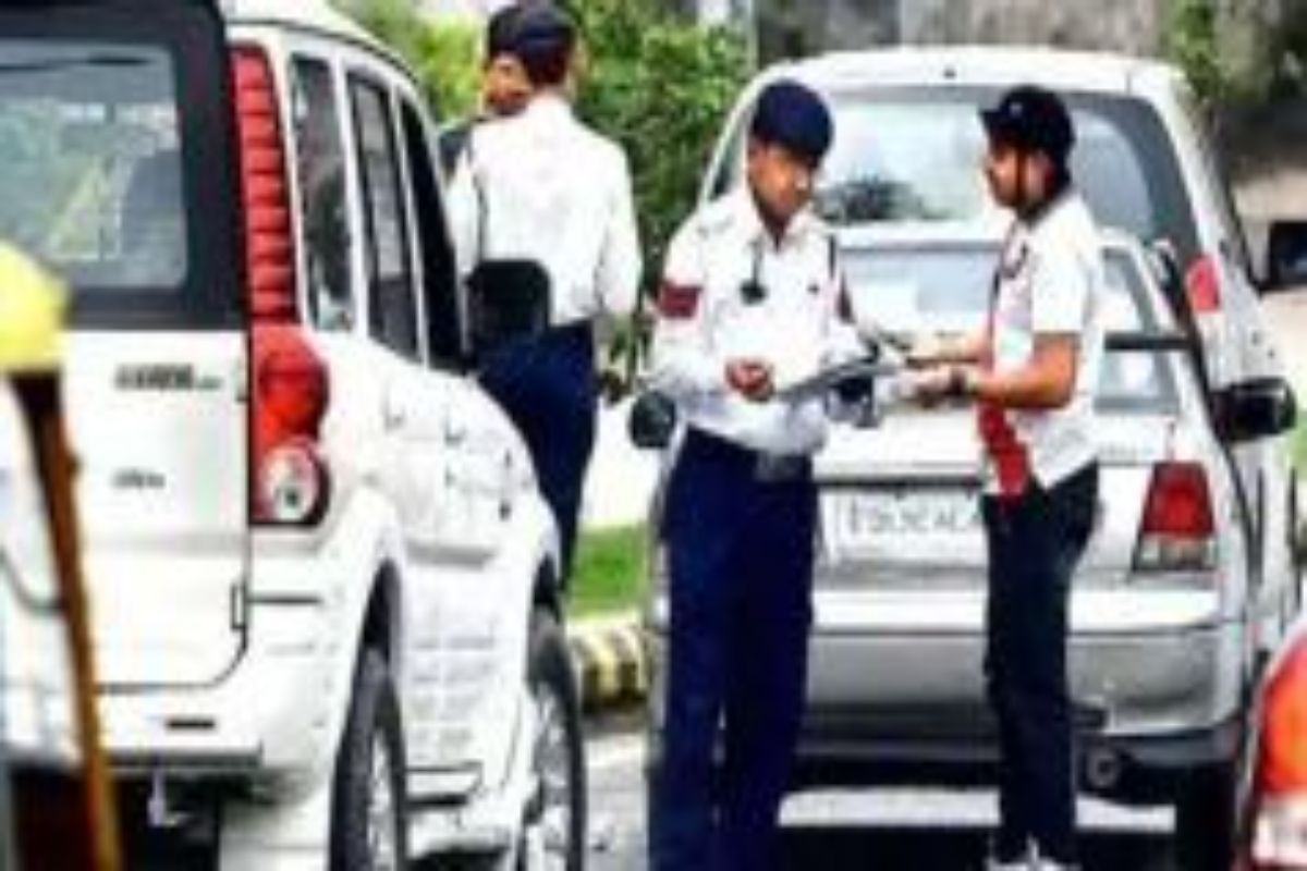 Noida: Drive Launched To Paste Reflective Tapes on Cars, Trucks To Avoid Accidents