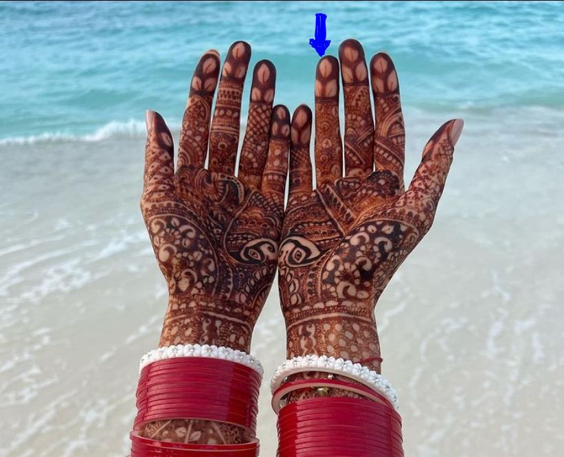 Mehndi (henna tattoo) before getting married is an Indian wedding tradition  : r/MadeMeSmile