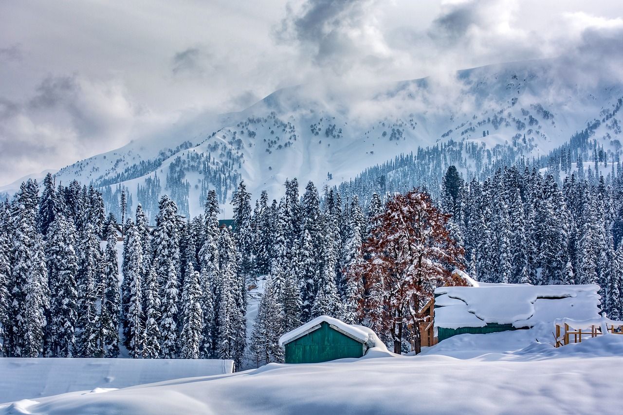 5 Best Places in India For Couples to Experience Snow This Winter