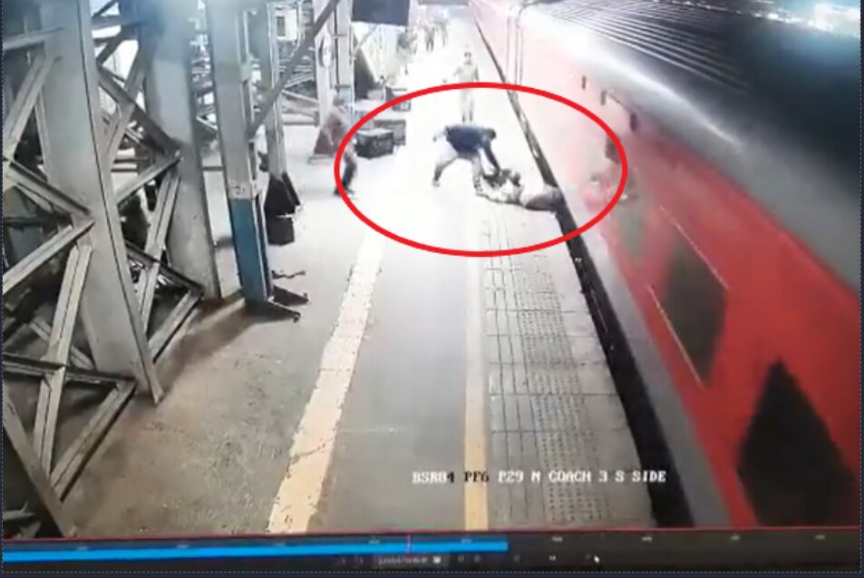 Watch: RPF Jawans Rescue Passengers From Falling Onto Tracks While Boarding A Moving Train