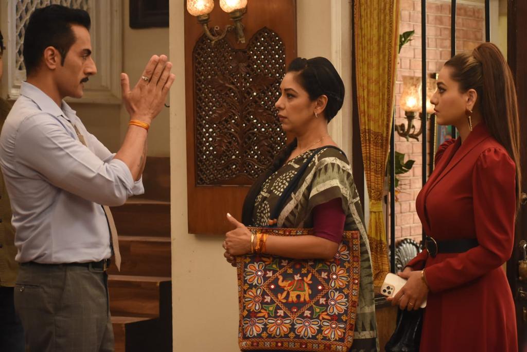 Vanraj tells the family that he feels suffocated in the office with Kavya and Anupama around him. 