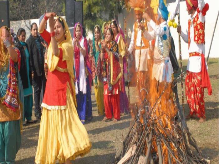 Happy Lohri Special Geet: इन गीत के बिना अधूरा है लोहड़ी का त्योहार, भांगड़े के साथ जरूर गाएं ये स्पेशल गीत