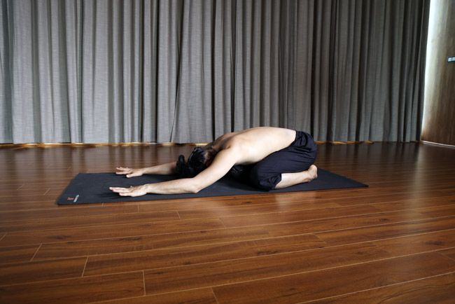 Suffering From Chronic Headaches? Try These 5 Yoga Poses 