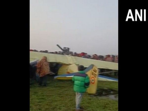 Army's Glider Makes Emergency Landing Near Gaya, Villagers Carry It To Road On Shoulder| Watch