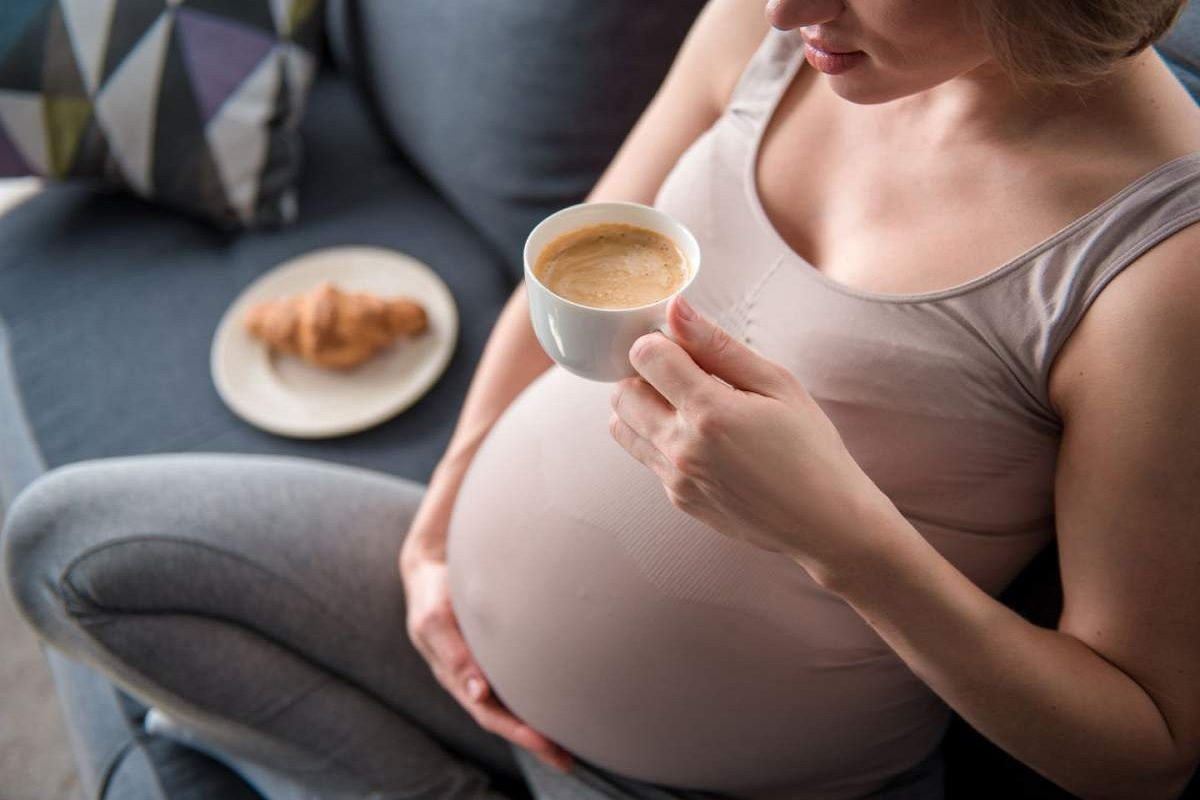 Coffee Side Effects: गरोदर महिलांनो घ्या काळजी, हिवाळ्यात कॉफीचे अतिसेवन घातकच!