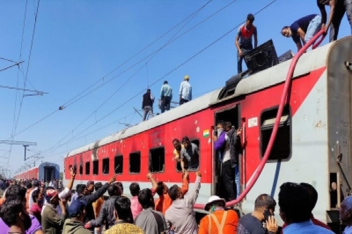 Indian Railway IRCTC : गांधीधाम-पुरी सुपरफास्ट एक्सप्रेस में लगी आग, कोई हताहत नहीं
