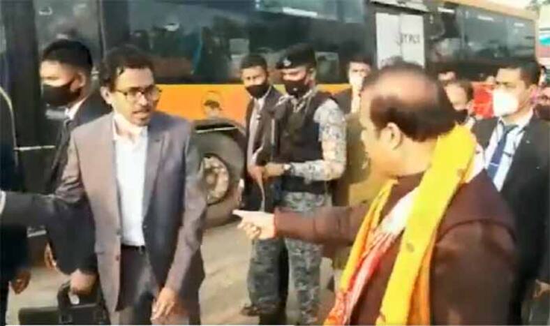 viral video, Assam, Assam CM, Himanta Biswa Sarma, DC, National Highway 37, NH37, traffic jam, Himanta Biswa Sarma video
