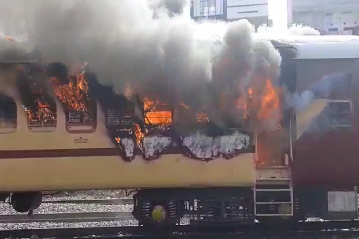 बिहार: जहानाबाद में छात्रों ने ट्रेन रोकी, गया में प्रदर्शनकारियों ने ट्रेन को किया आग के हवाले