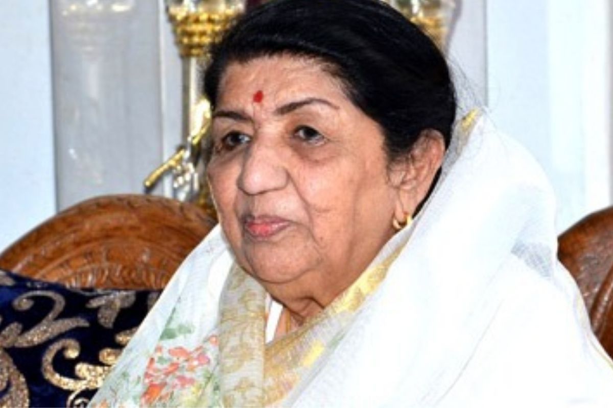 Lata Mangeshkar's Health Update: Legendary Singer Shows Signs of Improvement But Continues To Be In ICU