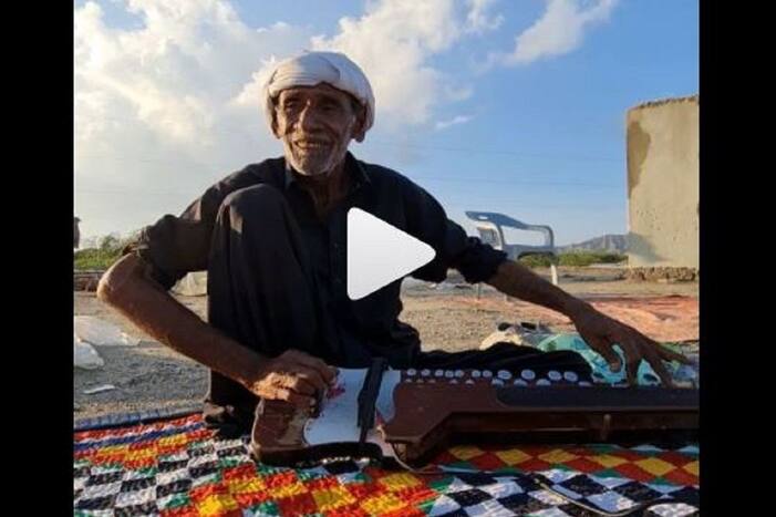 Pakistani Man Plays Aaye Ho Meri Zindagi Main on Balochi Benju