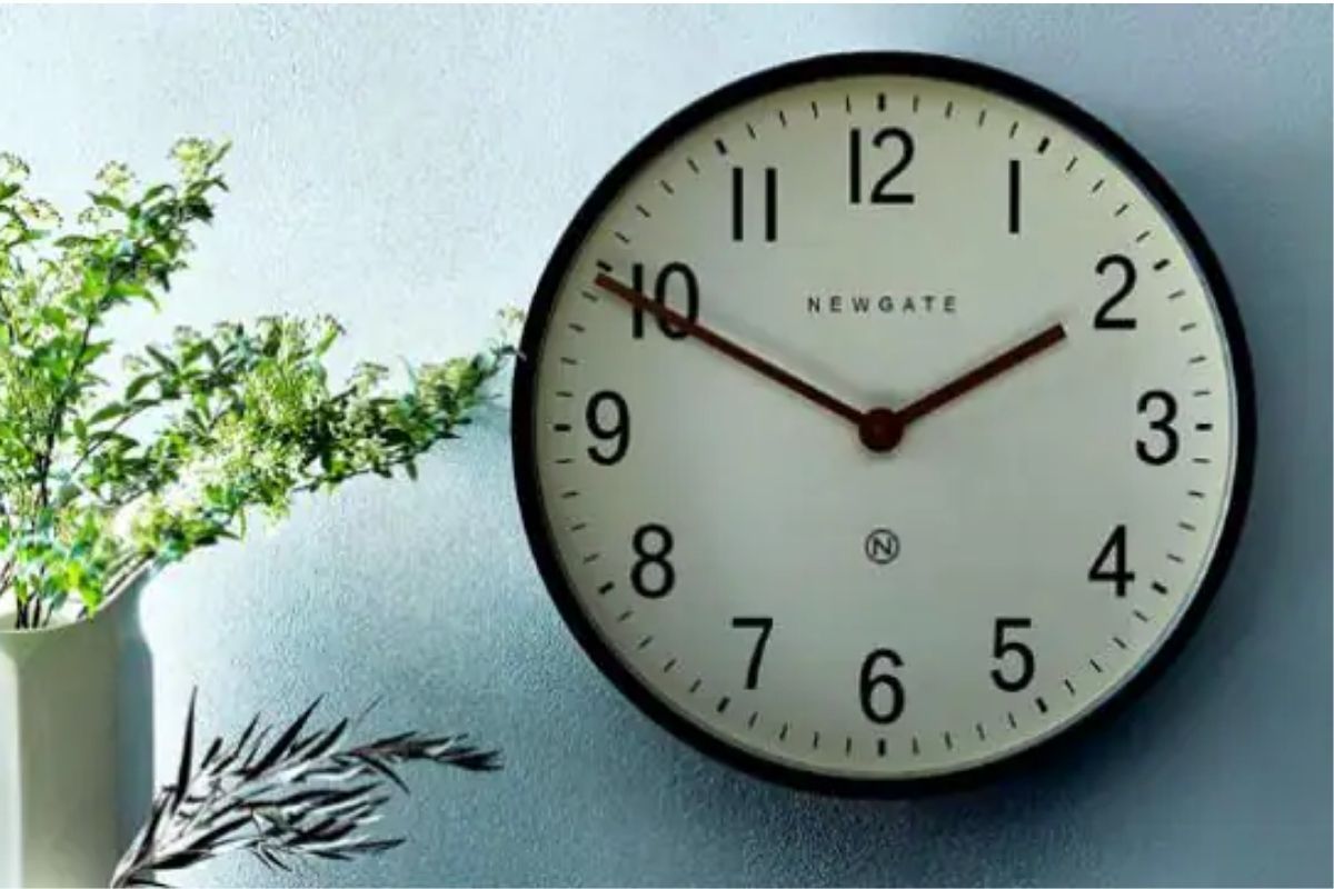 Clock Vastu Tips: घरात या दिशेला लावा घड्याळ, अन्यथा गरिभी कधीच नाही सोडणार साथ