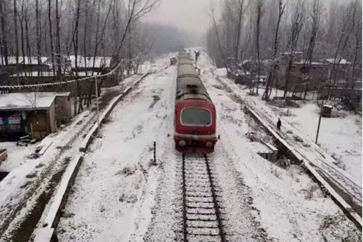 Breathtaking Video: Snow Clad Train Entering Kashmir&#39;s Baramulla Station Is A Feast For The Eyes