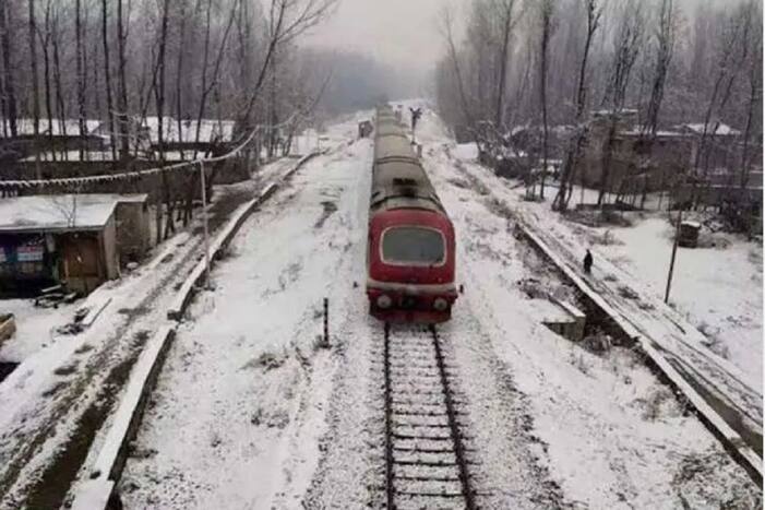 Breathtaking Video: Snow Clad Train Entering Kashmir's Baramulla Station Is A Feast For The Eyes