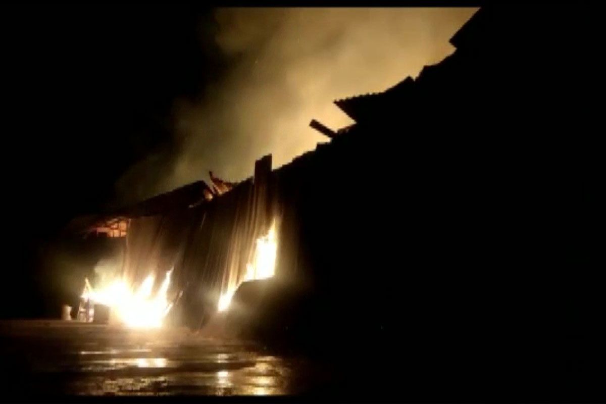 भिवंडी के फर्नीचर गोदाम में लगी भीषण आग, कई अन्य गोदाम भी चपेट में आए; कोई हताहत नहीं
