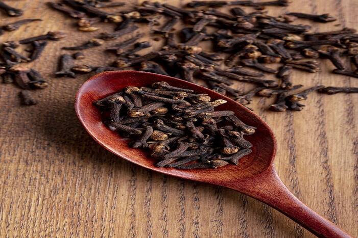 Health Benefits Of Cloves: पाचन तंत्र बढ़ाने के साथ लौंग देती है कई स्वास्थ्य लाभ, जानें