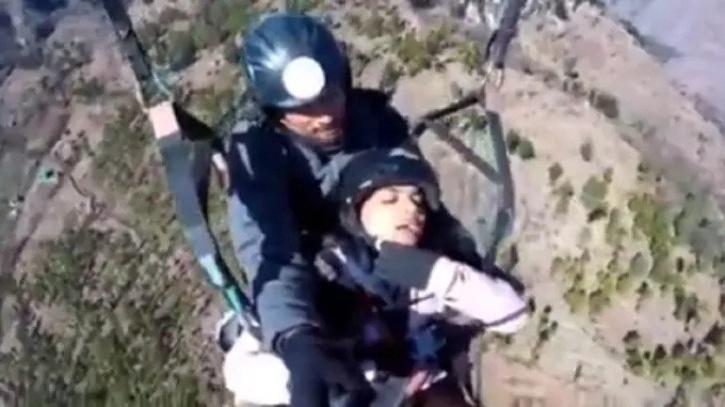 Woman Screams While Paragliding, Reminds Us of 'Land Kara De' Man |