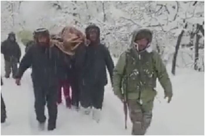 कश्मीर में सेना ने बर्फबारी के बीच प्रेग्नेंट महिला को कंधे पर उठाकर पहुंचाया अस्पताल, 6KM तक चले, मिल रही दुआएं