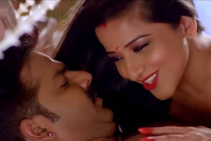 Pawan Singh हो गए Monalisa के साथ रोमांटिक, कैमरे के सामने कर दिया KISS...मच गई सनसनी-VIDEO