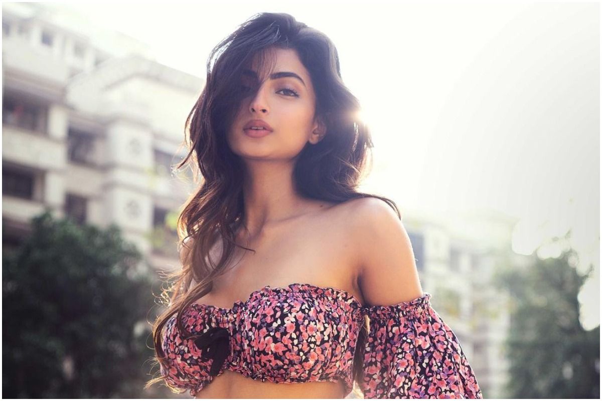 Palak Tiwari Drops Bold Pictures in Mini Skirt, Fans Continue to Ask Her About Ibrahim Ali Khan