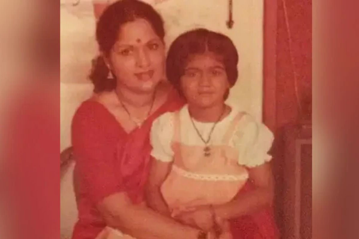 मां की गोद में बैठी ये प्यारी बच्ची आज बॉलीवुड पर राज करती है, बड़े बड़े तुर्रम खान पहचानने में हुए फेल