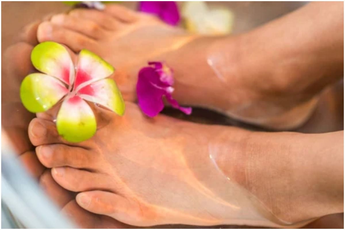 Skincare Tips: 6 Natural Ways to Get Rid of Dry Cracked Heels. Picture Credits: Unsplash
