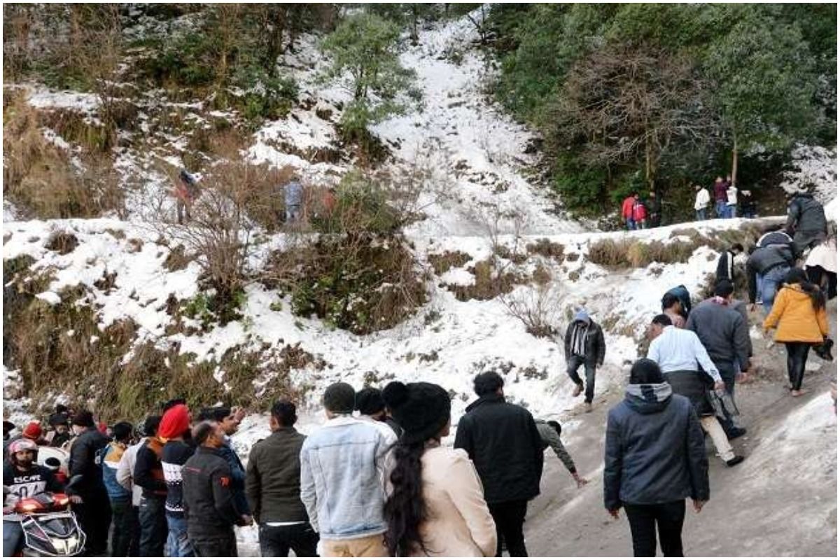 Nainital: नैनीताल में सैलानियों की रौनक, लोग बर्फबारी के ले रहे मज़े