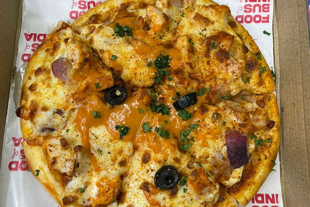 Barbeque chicken pizza at Food Bus India, Rajender Nagar, Delhi (Photo clicked by Kritika Vaid)