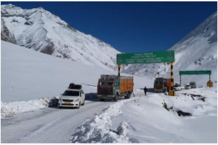 कश्मीर: 70 साल में पहली बार इस महीने खुला रहा श्रीनगर-लेह राजमार्ग, कम हो रही कश्मीर-लद्दाख के बीच की दूरी