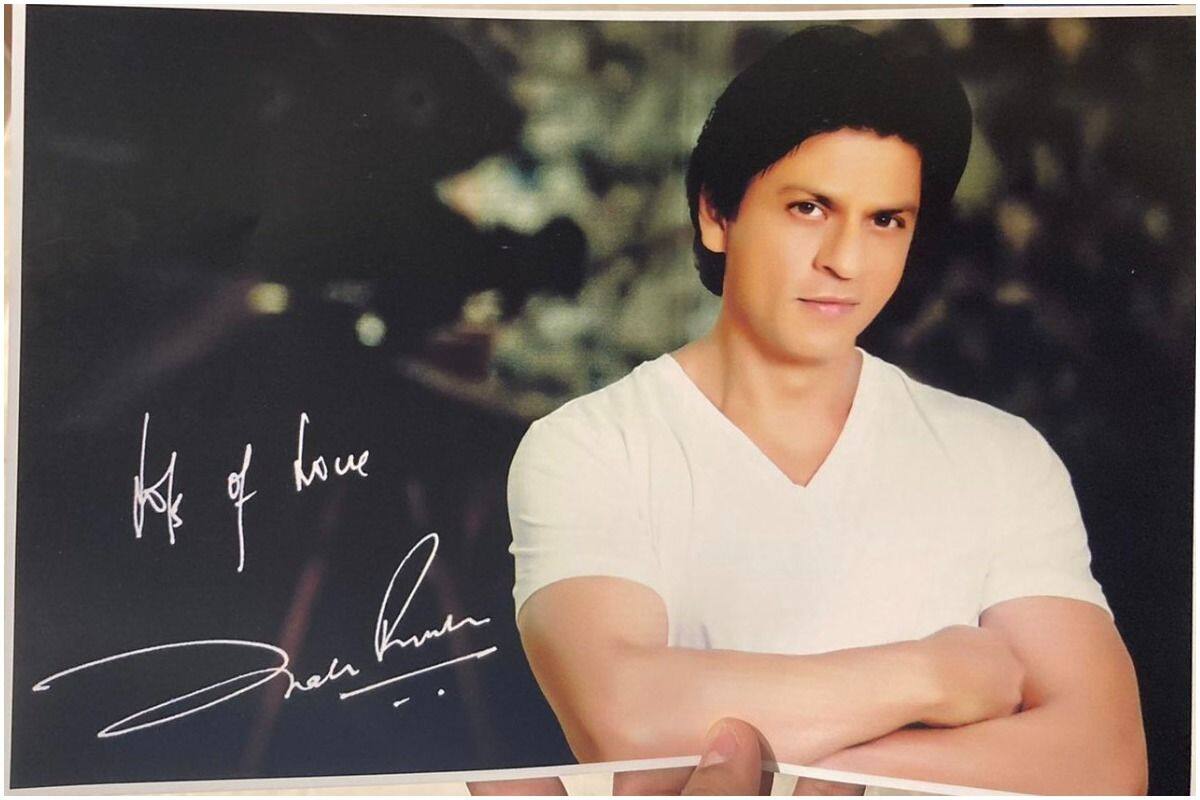 1200px x 800px - Shah Rukh Khan Sends Handwritten Note and Signed Pictures To Egyptian Fan  For Helping an India