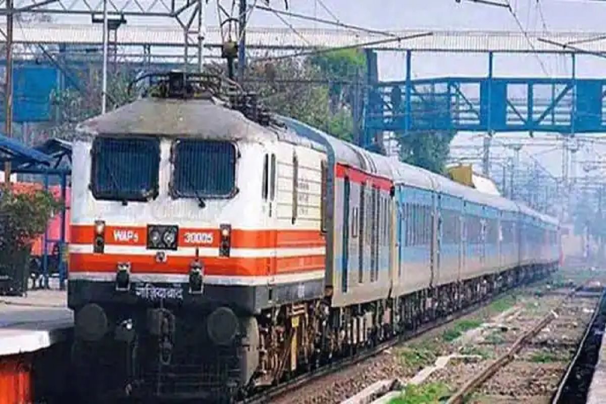 Indian Railways News: जरा संभलकर करें रेलवे की यात्रा, आज 750 से अधिक ट्रेने हैं कैसल