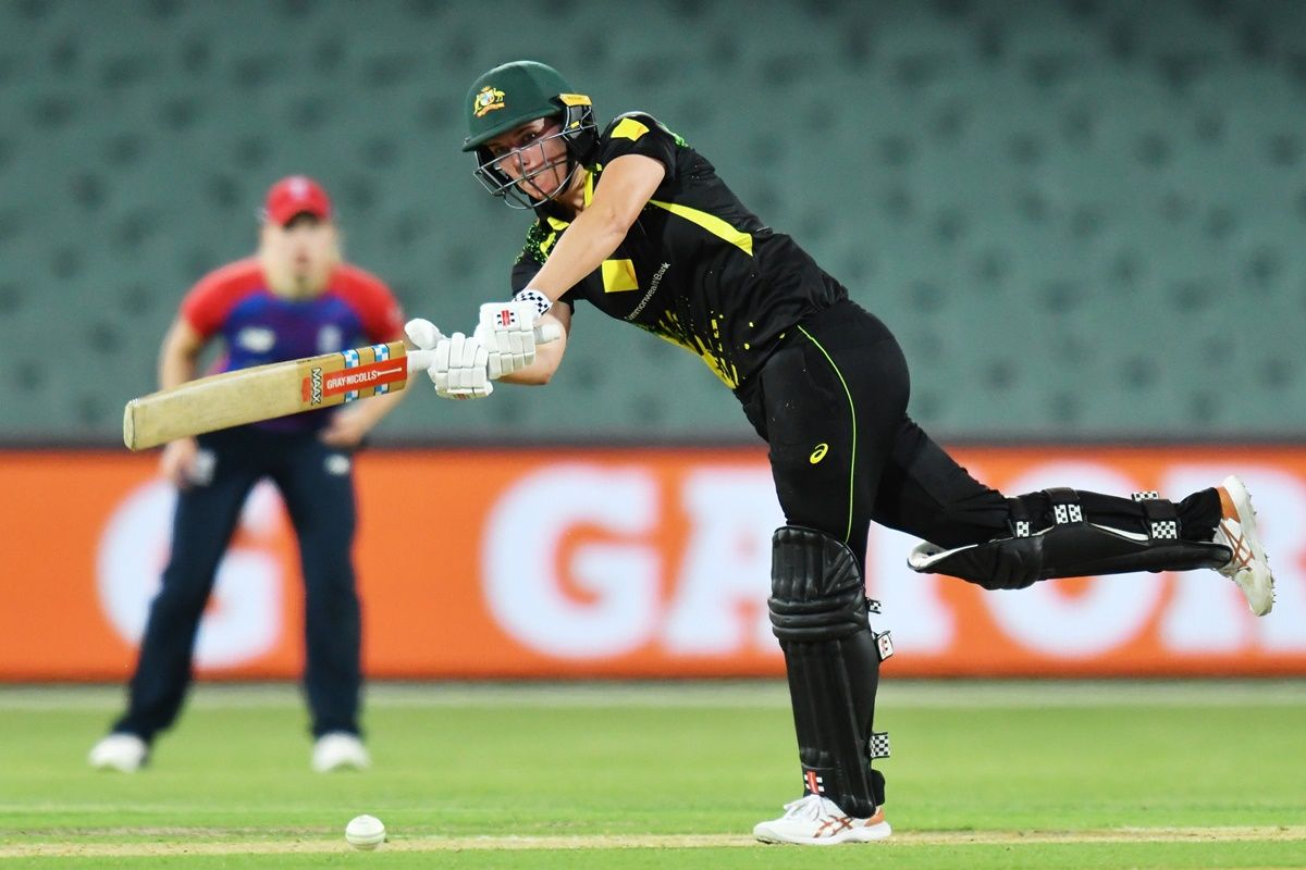 AUS vs ENG, 1st T20I: पहले झटके 3 विकेट, फिर महिला बल्लेबाज ने टी20 क्रिकेट में खेल दी तूफानी पारी