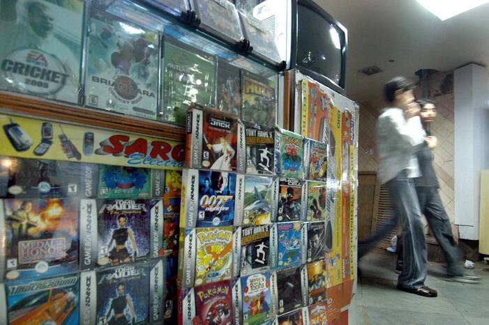 Famous Palika Bazaar, Heera Panna In Notorious Markets